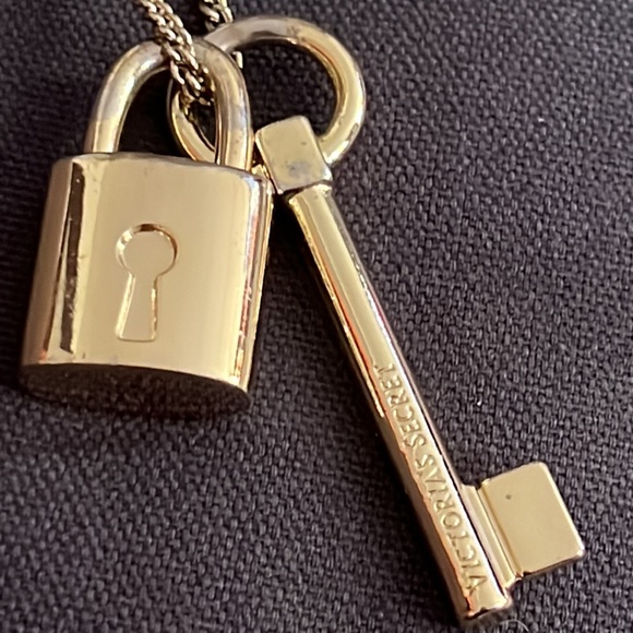 VICTORIA SECRET LOCK & KEY 🔐 NECKLACE - Picture 5 of 13